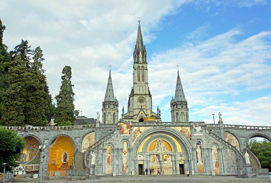 Lourdes Lourdes, ez a Pireneusok lábánál fekvő francia kisváros a világ legnagyobb Mária-búcsújáró helye. Különös történet kapcsolódik a korábban kastély-erődítményeiről híres városkához: egy kislánynak megjelent Szűz Mária. A 15 000 lélekszámú városkát évről évre emberek milliói keresik fel az örök reménység jegyében, s Lourdes ma már felkészülten várja a sok látogatót.