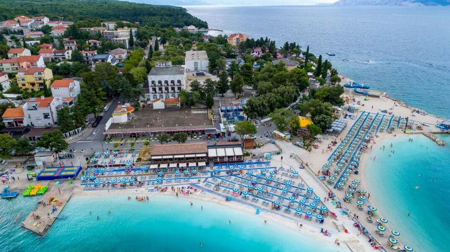 Selce Selce egy turista paradicsom 35 kilométerre Rijeka és 3 kilométerre Crikvenica városától. Selce egy elbűvölő város  az Adriai-tenger partján. A tiszta tengervízzel megáldott szakasz tökéletes választás lehet a családos nyaraláshoz. Kiemelt az egészségturizmusa, leginkább a reuma- és szívpanaszosok számára ajánlott.