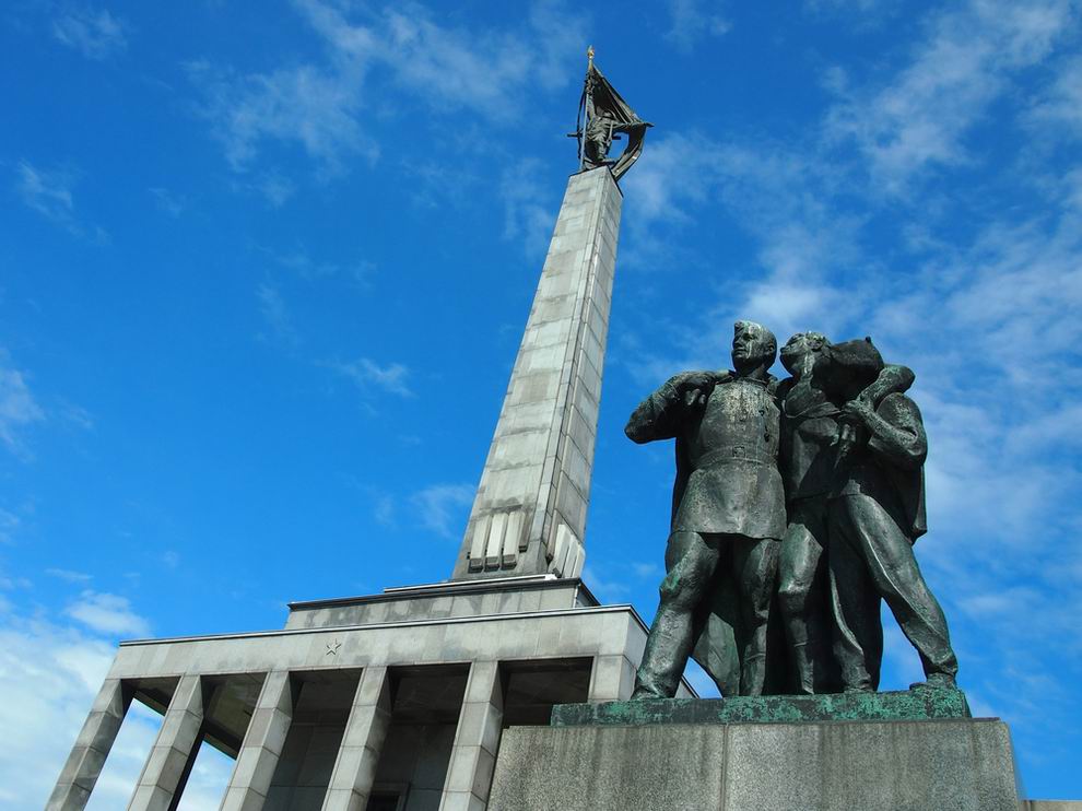 Pozsony Slavín emlékmű