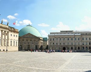 Bebelplatz Európa egyik legismertebb sugárútja, a hatvan méter széles Unter den Linden 1,5 km hosszan húzódik Berlin központjában (Mitte) a Brandenburgi kaputól keletre a Schlossbrücke-ig. A fejedelmi boulevard közepén sétány, két oldalán autóút. Nevét a sétányt szegélyező, nyáron illatozó hársfasorokról kapta. Az Unter den Linden Berlin legrégibb promenádja, az első fákat 1647-ben ültették Frigyes Vilmos brandenburgi választófejedelem rendeletére. A Nagy Frigyest ábrázoló lovas szobor hálaképpen került az út végére. Ha elindulunk a Brandenburgi kaputól (Pariser Platz) kelet felé "a hársfák alatt", több jelentős vagy érdekes intézmény, illetve impozáns épület mellett visz utunk.