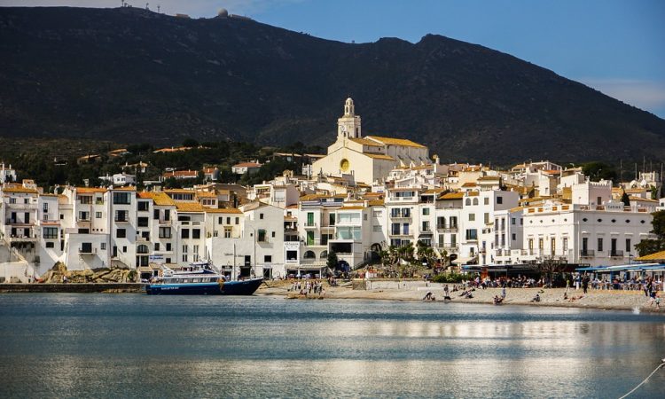 Spanyolország legszebb strandjai Spanyolországban van a legtöbb, közel hatszáz kékzászlós strand, ez a kitüntetést az a strand nyerheti el, ahol a vízminőség, a környezet, a tisztaság, a szórakozási lehetőségek kiemelkedően jók.