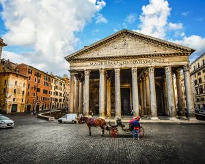 Pantheon Róma A római Pantheon az egyike a leglátogatottabb vallási nevezetességnek. Az ókori építészet legjelentősebb alkotásának tekinthető, napjainkban eredeti formájában pompázik Róma középpontjában. A templom már a 7. századtól római katolikus templomként működik.
