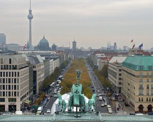 Unter den Linden Európa egyik legismertebb sugárútja, a hatvan méter széles Unter den Linden 1,5 km hosszan húzódik Berlin központjában (Mitte) a Brandenburgi kaputól keletre a Schlossbrücke-ig. A fejedelmi boulevard közepén sétány, két oldalán autóút. Nevét a sétányt szegélyező, nyáron illatozó hársfasorokról kapta. Az Unter den Linden Berlin legrégibb promenádja, az első fákat 1647-ben ültették Frigyes Vilmos brandenburgi választófejedelem rendeletére. A Nagy Frigyest ábrázoló lovas szobor hálaképpen került az út végére. Ha elindulunk a Brandenburgi kaputól (Pariser Platz) kelet felé "a hársfák alatt", több jelentős vagy érdekes intézmény, illetve impozáns épület mellett visz utunk.