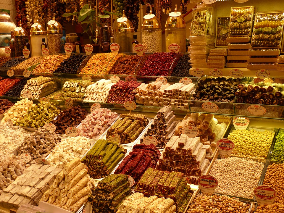 Isztambuli Nagy Bazár A világ egyik leglátogatottabb turista attrakciója egyike a legnagyobb fedett piacok egyikének, évente több mint 90 milliónyian keresik fel. A világ első bevásárló központjaként is számon tartják, a keleti kézműves áruk kelmék, fűszerek, bőr és aranyáruk szemkápráztató bőségét kínálják.