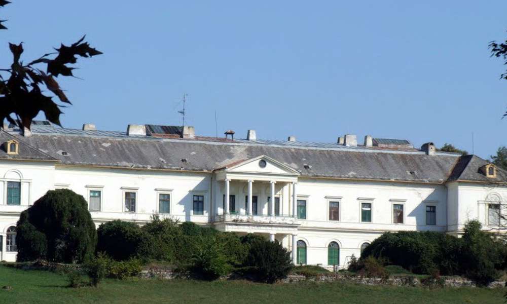 Doba, Erdődy-kastély A korábbi kastély helyén álló, Fellner Jakab által tervezett épületet, amely a kerti homlokzaton lévő felirat szerint 1781-re készült el, Eszterházy János építtette.