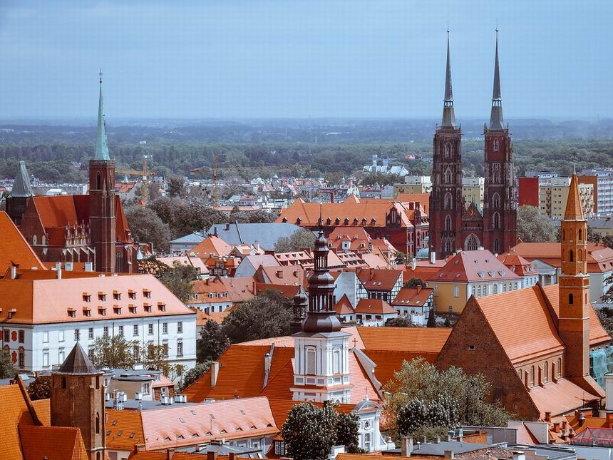 Wroclaw utazás Wroclaw rendelkezik minden turisztikai kinccsel, azaz gyönyörű fekvéssel, kellemes éghajlattal, pompás műemlékekkel és vendégszerető lakossággal. Ahogy egy több mint 1000 éves történelemre visszatekintő városhoz illik, Wroclawban minden kor építészeti stílusa megtalálható.