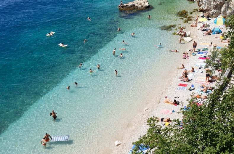 Rijeka strandjai Rijeka elhelyezkedése miatt a partjai a keleti és a nyugati végén találhatóak a városnak. Minden strand elérhető busszal és majdnem minden partszakasz előtt találhatsz parkolóhelyeket.