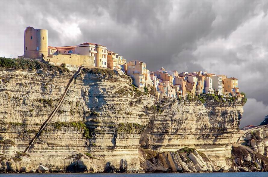 Korzika kihagyhatatlan látnivalók Korzikát legtöbben mint az európai történelem legkiemelkedőbb hadvezérének, Bonaparte Napóleonnak a szülőföldje ismerik, pedig ennél messze több érdekességet rejt ez a földközi-tengeri sziget.