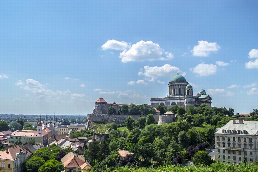 Esztergom Esztergom a magyar nemzet történelmének egyik legfontosabb városa, bővelkedik világi és egyházi örökségekben, utcáin sétálva megérint bennünket a múlt szele.