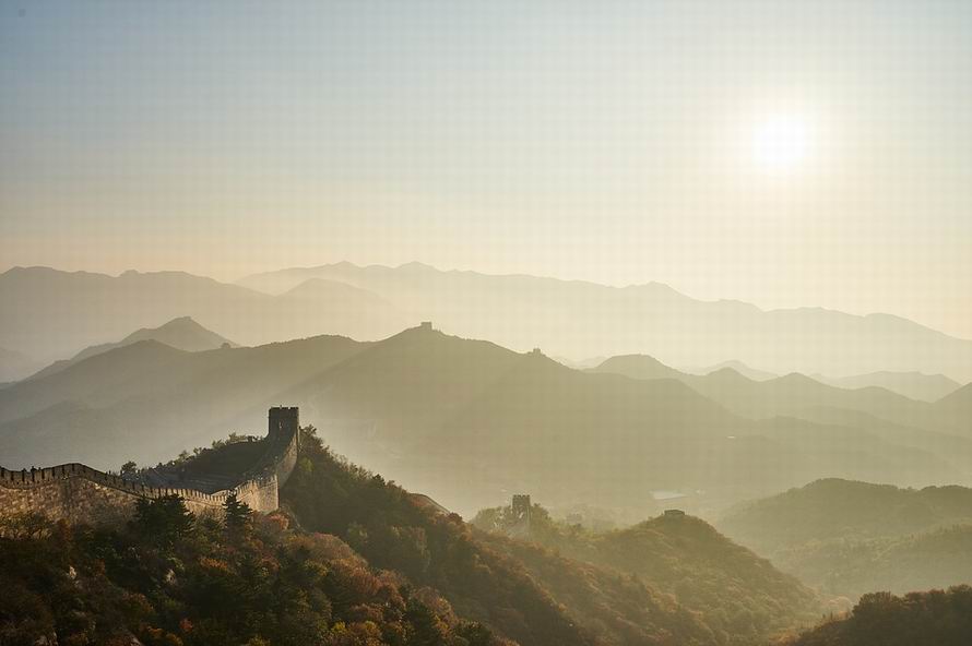 Kínai Nagy Fal Kína hosszú múltra visszatekintő történelme, varázslatos kultúrája ámulatba ejtő. A világ hetedik csodájaként számon tartott Kínai Nagy Fal története az i.e. 7. századra nyúlik vissza.