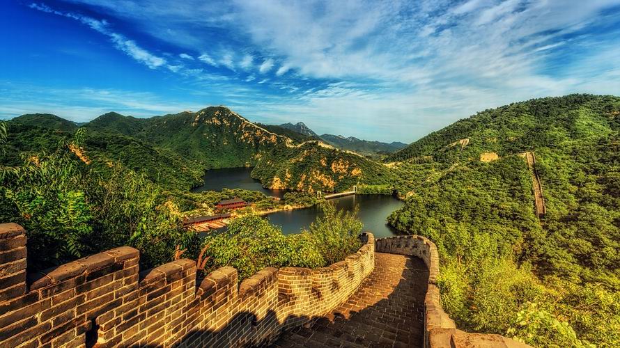 Kínai Nagy Fal Kína hosszú múltra visszatekintő történelme, varázslatos kultúrája ámulatba ejtő. A világ hetedik csodájaként számon tartott Kínai Nagy Fal története az i.e. 7. századra nyúlik vissza.