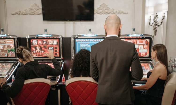 A legnépszerűbb online kaszinójátékok a magyar játékosok körében Az online kaszinók és a szerencsejáték népszerűségének növekedése manapság forró téma a hazai sajtóban, ám sokan nem tudják ennek az okait. A népszerűség több szempontból is megmagyarázható. Egyrészt, a legtöbb online casino Magyarországon rendkívül széles játékkínálattal rendelkezik, amelyben a nyerőgépek, az élő és az asztali játékok is megtalálhatók – tehát mindenki találhat olyan címet, amely megfelel az ízlésének. Emellett sokan döntenek az online kaszinók mellett a remek bónuszok vagy a mobilos játék lehetősége miatt.