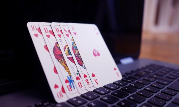 Növeld a tétet: Online póker élmények Magyarországon Hazánk egy színes ország, ahol rengeteg modern szórakozási lehetőség elérhető, az egyik ilyen a szerencsejátékozás is. Habár a biztonság érdekében szigorú szabályozás vonatkozik az iparágra, a hazai játékosok maximálisan elégedettek lehetnek a szolgáltatókkal. Jelenleg a  szerencsejátékok, sportfogadás és a számítógépes játékok a közkedveltek, azonban a poker Magyarország területén rohamos iramban elterjedt, köszönhetően a gyors innovációnak. De miért válnak egyre népszerűbb választássá a játékokkal való elfoglaltságok, köztük a szerencsejátékozás és a pókerezés? Vizsgáljuk meg együtt az online pókerezés népszerűségének okait!