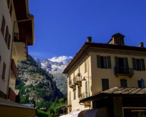 Courmayeur Courmayeur egy festői alpesi városka Észak-Olaszországban, a Valle d'Aosta régióban, amely a híres Mont Blanc déli lábánál fekszik. Courmayeur egy elegáns hegyi üdülőhely, amely híres a lenyűgöző panorámájáról, kiváló sípályáiról és luxus szolgáltatásairól. A települést a világ egyik leghíresebb sí- és hegymászó központjaként tartják számon, és szorosan összekapcsolódik a francia Chamonix-val, amely a Mont Blanc másik oldalán található. Courmayeur egyszerre nyújt autentikus alpesi élményt, kiváló sípályákat és pihentető wellness szolgáltatásokat, így ideális célpont a sport- és természetkedvelők számára.