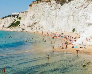 Olaszország legszebb strandjai Olaszország lenyűgöző tengerparti helyekkel rendelkezik, ezek némelyike jól ismert és rendkívül felkapott, például az észak-szardíniai Spiaggia Rosa, vagy az Amalfi-parton található Il Duiglo, Santa Croce és a Spiaggia Grande Positanóban. A Scala dei Turchi Szicília déli részén található, és a lépcsőzetes sziklák szépsége leginkább tenger felől érvényesül. Kevésbé ismert a pugliai Porto Cesareo, amely egy páratlan természeti paradicsom, dűnéi és karibi hangulatú strandjai miatt mindenképp érdemes felkeresni.