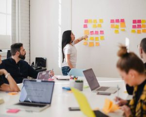 A Z generáció vezetése: az új munkaerő értékeinek és elvárásainak megértése A Z generáció, az 1990-es évek közepétől a 2010-es évek elejéig születettek, az első olyan csoport, amely születésétől fogva folyamatosan online. A Z generáció eltér a korábbi generációktól. Egy olyan világba születtek, ahol az internet és az okostelefonok mindenütt jelen vannak. Ez a folyamatos kapcsolódás alapvetően megváltoztatta a kommunikáció, a tanulás és az információfeldolgozás módját, ami azt jelenti, hogy ma már az élet minden területén, így a munkahelyen is, azonnali reakciókat és digitális hatékonyságot várnak el.