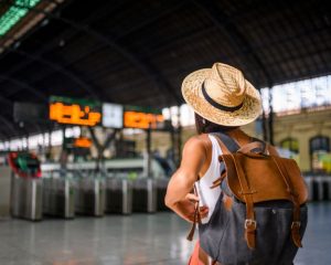 Így maradhatsz friss és ápolt bárhol a világban A napsugárzás minden úton velünk van – a szeptemberi mediterrán fényekben, az őszi hegyek friss levegőjén és a tél hófödte csúcsain éppúgy, mint a tavaszi városnézések vagy a nyári tengerparti napok során. Éppen ezért egy magas faktorszámú fényvédő minden helyzetben alapdarab. Érdemes olyan készítményt választani, amely egyszerre véd az UVB-sugarak égető és az UVA-sugarak öregítő hatásával szemben, hiszen az SPF jelentése nem más, mint Sun Protection Factor, vagyis fényvédő faktor. Ez az érték azt mutatja meg, mennyi ideig maradhat a bőrünk biztonságban a napon, mielőtt leégne.