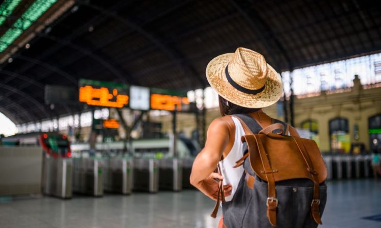 Így maradhatsz friss és ápolt bárhol a világban A napsugárzás minden úton velünk van – a szeptemberi mediterrán fényekben, az őszi hegyek friss levegőjén és a tél hófödte csúcsain éppúgy, mint a tavaszi városnézések vagy a nyári tengerparti napok során. Éppen ezért egy magas faktorszámú fényvédő minden helyzetben alapdarab. Érdemes olyan készítményt választani, amely egyszerre véd az UVB-sugarak égető és az UVA-sugarak öregítő hatásával szemben, hiszen az SPF jelentése nem más, mint Sun Protection Factor, vagyis fényvédő faktor. Ez az érték azt mutatja meg, mennyi ideig maradhat a bőrünk biztonságban a napon, mielőtt leégne.