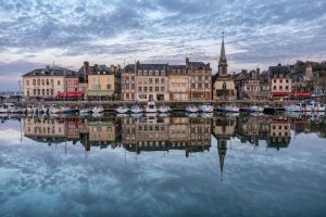 Európai városok, ahol a nyaralás és a városnézés kéz a kézben jár De miért is kellene választani? A legtöbb utazó egy ponton eljut oda, hogy választania kell: városnézés vagy vízpart. Csakhogy Európában ez a választás gyakran felesleges. Olyan városok sorakoznak egymás mellett, ahol reggel egy katedrális árnyékában kortyolhatjuk a kávét, délután pedig már a homokban ülünk, és a hullámok hangját hallgatjuk.