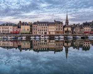 Európai városok, ahol a nyaralás és a városnézés kéz a kézben jár De miért is kellene választani? A legtöbb utazó egy ponton eljut oda, hogy választania kell: városnézés vagy vízpart. Csakhogy Európában ez a választás gyakran felesleges. Olyan városok sorakoznak egymás mellett, ahol reggel egy katedrális árnyékában kortyolhatjuk a kávét, délután pedig már a homokban ülünk, és a hullámok hangját hallgatjuk.